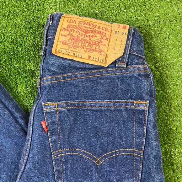 TINY Vintage 80s dark wash Levi jeans 210 cut slim fit - Picture 3 of 5